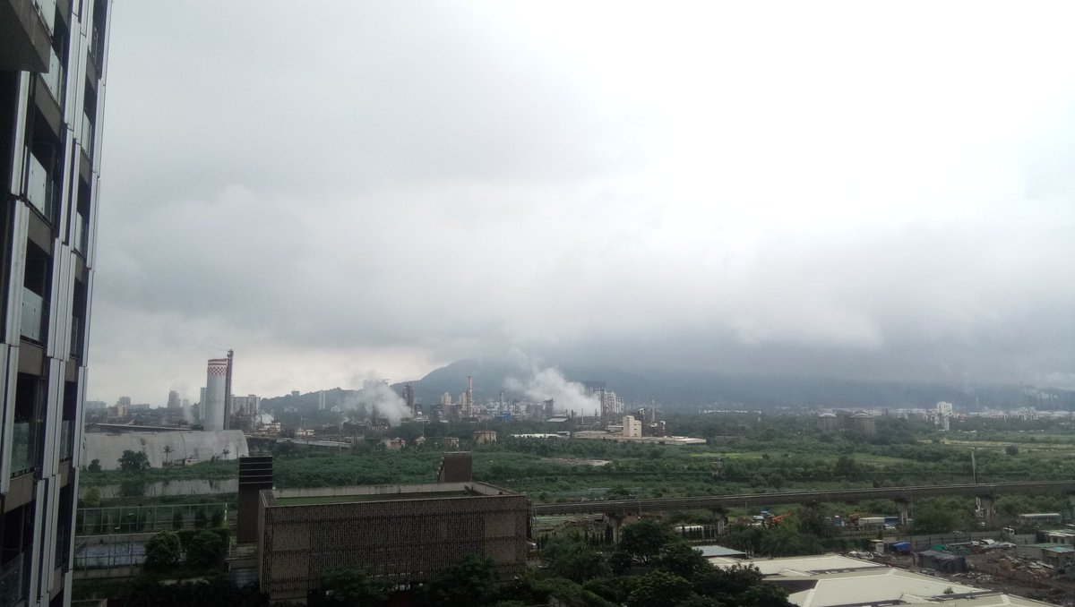 urshraddha28's tweet photo. Aasman yahan kuch alag he rhta hai 
Lgta hai badal ghana pur hai ye zahrila dhuan.. 💨
Faila hua charo aor .. ☁ 
Covid se bhara.. 💥
#rcf in #wadalaeast around #lodhanewcuffeparade
@linahOlinah chck this out. 
We're living in danger. In hope of a solid solution frm the gvt.🙏🌸 https://t.co/iW3r7hc7qz