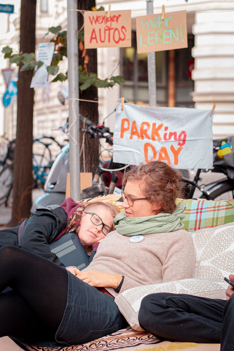 Radkultur_MD's tweet photo. Heute werden zum internationalen #ParkingDay wieder Parkplätze zu Cafes und Straßenwohnzimmern. Das tolle @cafecentral_md verschönert die Sternstraße und uns findet ihr ab 15 Uhr bei Dreh deinen Kiez am Schelli in Stadtfeld.

#MD2025 #Magdeburg #Verkehrswende https://t.co/HOF8vYekQn