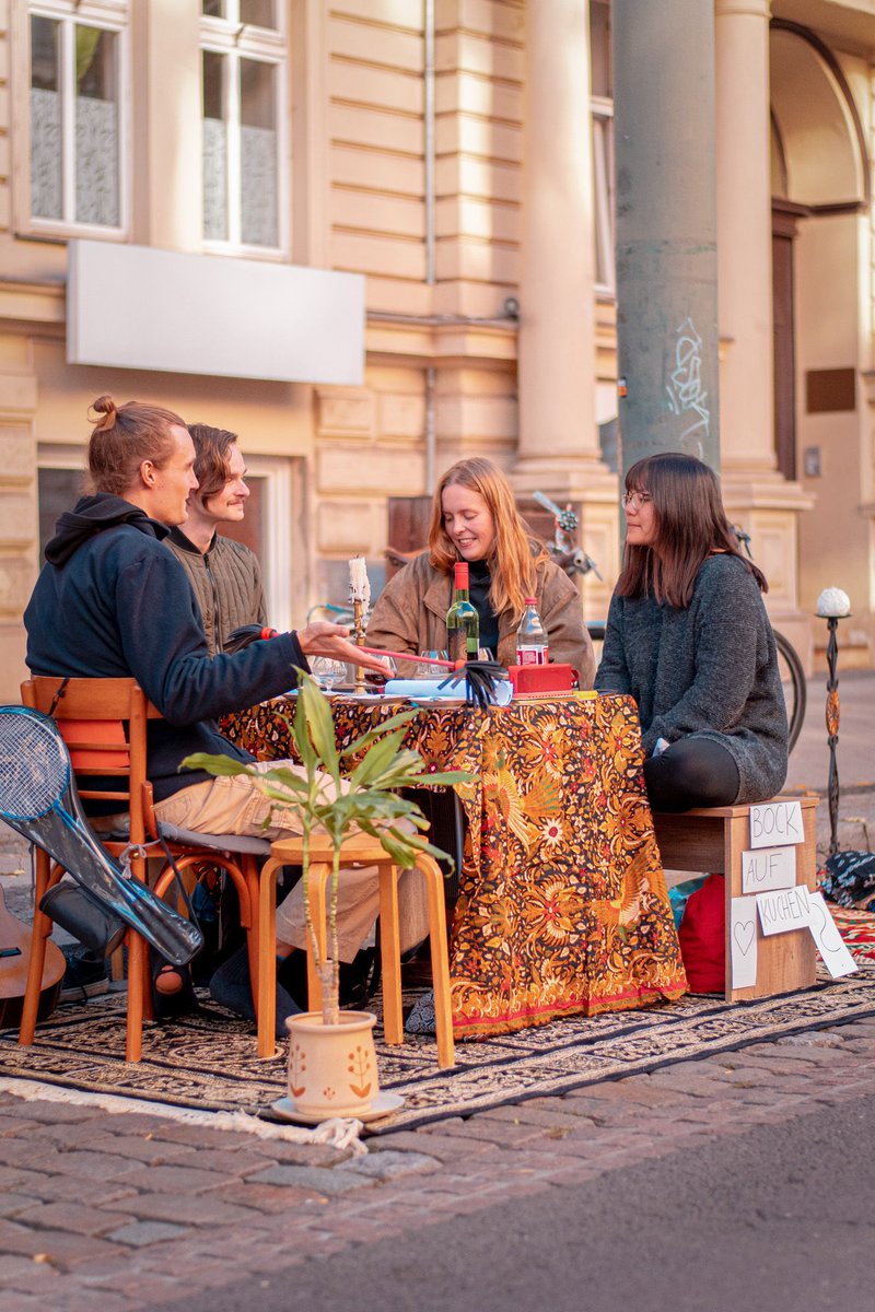 Radkultur_MD's tweet photo. Heute werden zum internationalen #ParkingDay wieder Parkplätze zu Cafes und Straßenwohnzimmern. Das tolle @cafecentral_md verschönert die Sternstraße und uns findet ihr ab 15 Uhr bei Dreh deinen Kiez am Schelli in Stadtfeld.

#MD2025 #Magdeburg #Verkehrswende https://t.co/HOF8vYekQn