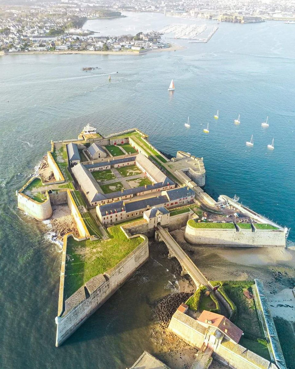 DeCitadelle's tweet photo. À la Découverte des Remparts de la Citadelle ! - Journées du Patrimoine 2020 à Port-Louis
Samedi 19 septembre 2020 au dimanche 20 septembre 
Citadelle - Musée National de la Marine (Port-Louis 56290)
Musée de la Companies des Indes.Découvrez 400 ans d’histoire de la citadelle ! https://t.co/96gTDH97Zo