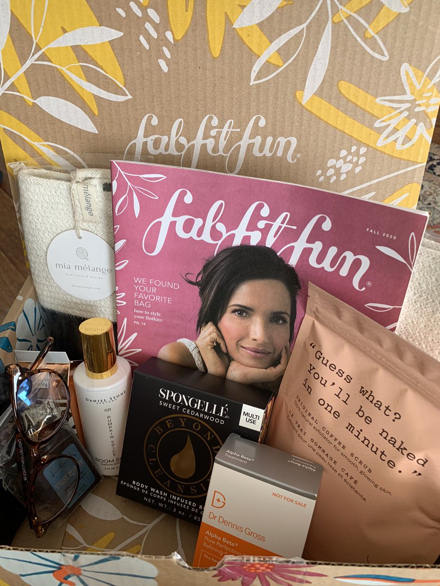 CatQueen21's tweet photo. I have met  @PadmaLakshmi at the Festival of Books years ago and was delighted to see her on the cover of @FabFitFun #Fallbox #FabFitFun #FFFGiveaway https://t.co/4TvoRoa19q
