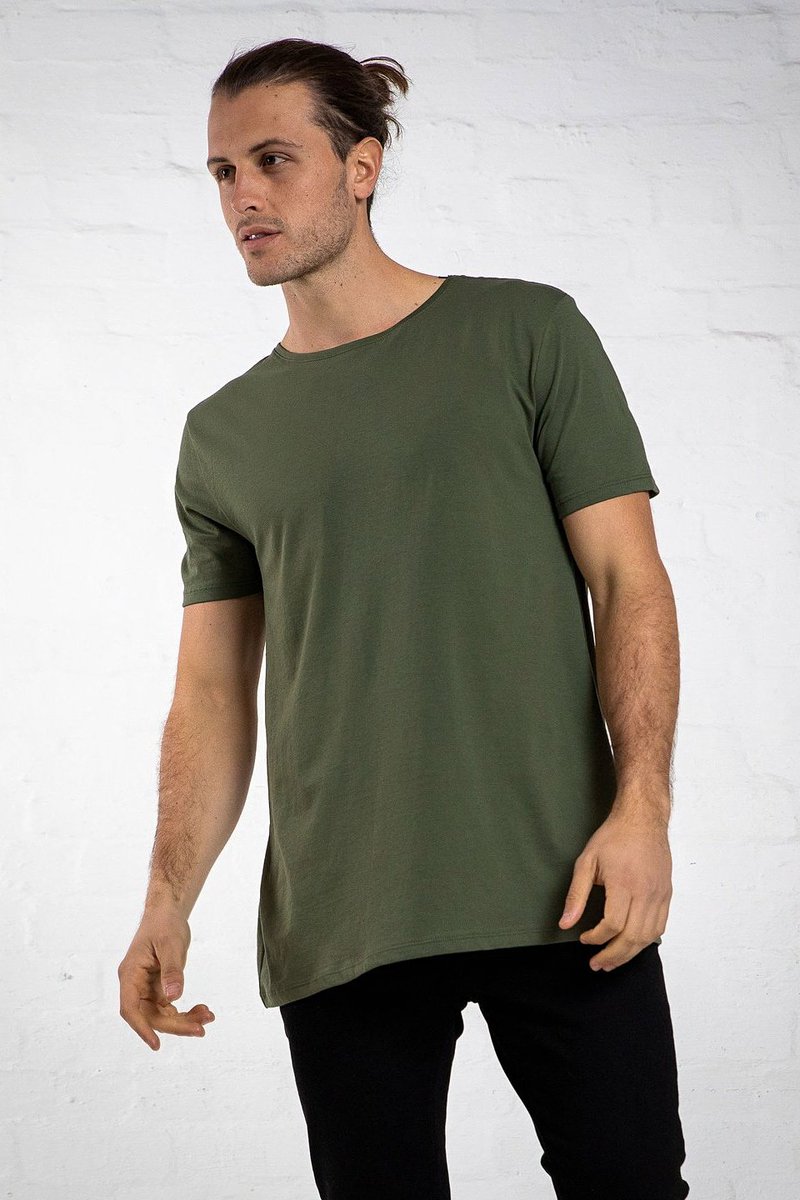 Elwood101Info's tweet image. Our Crew Neck Tee is a mid-fit standard crew, with straight hemline. This tee is slightly more fitted than the Classic Tee, but a little looser than the V-Neck. 100% Pima Cotton
@casa_amuk #basictees #crewnecktee #necktee #straighthemline #pimacotton

elwood101.com.au/collections/me…