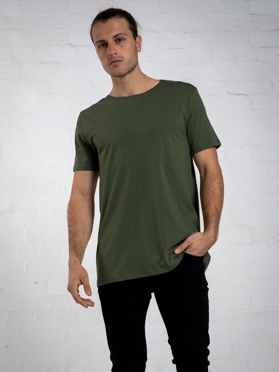 Elwood101Info's tweet image. Our Crew Neck Tee is a mid-fit standard crew, with straight hemline. This tee is slightly more fitted than the Classic Tee, but a little looser than the V-Neck. 100% Pima Cotton
@casa_amuk #basictees #crewnecktee #necktee #straighthemline #pimacotton

elwood101.com.au/collections/me…