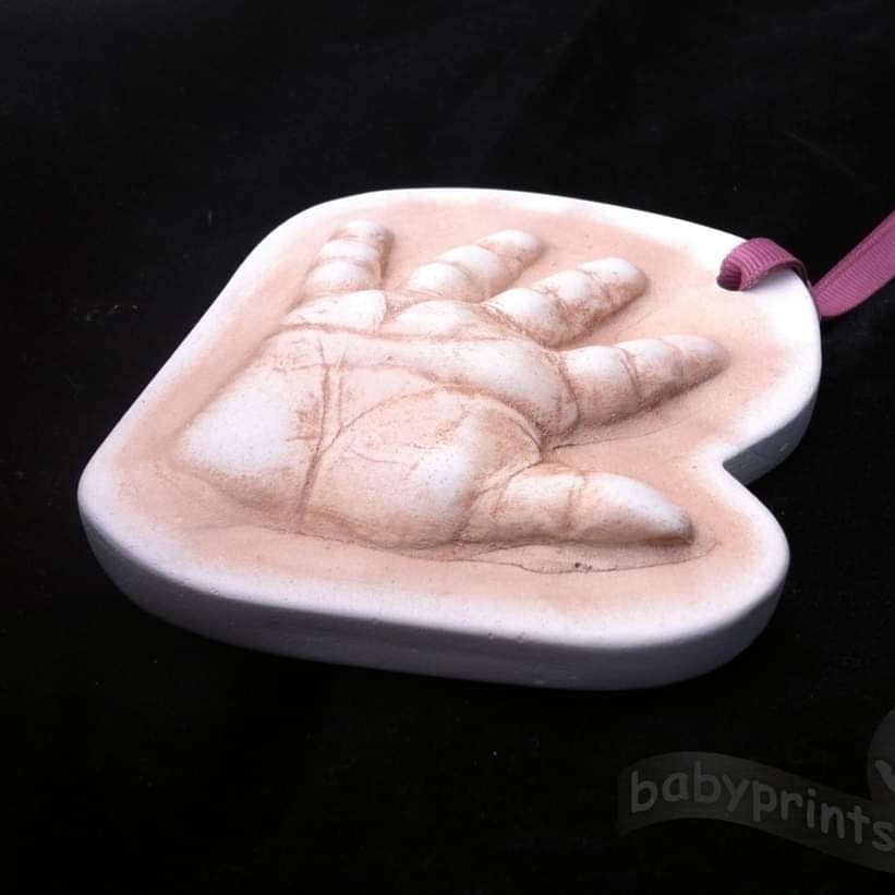 BabyprintsBH's tweet photo. Casts can be taken at any age, Babyprints is adapting to make sure we can hand craft your perfect order when it matters the most 👣

Beautiful 2D Clay Impression. It is special keepsake for grandparents or any family members.

Kim 
07421307950 
kim.martin@babyprints.co.uk

#baby https://t.co/aNGZHtHAcd