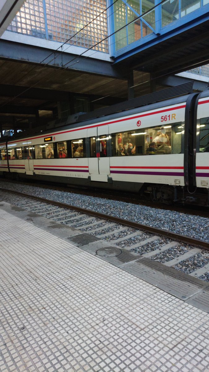 LeoTemple's tweet photo. Estación de Villaverde Bajo, llevamos 10 minutos esperando el tren de Parla, en la pantalla pone 4 minutos, hace 10... andenes atestados, el de Colmenar parado lleno de gente https://t.co/r04Pn9MbiP