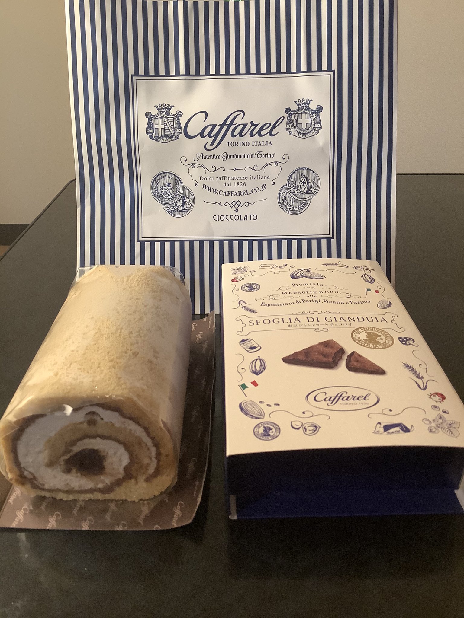 Y Moyo カファレル の キャラメルロールケーキ と 東京ジャンドゥーヤチョコパイ お店のスタッフのお兄さんといっぱいおしゃべりしました つい先日神戸に行って来ましたと言ったら喜んでいました T Co Uagnqafrxz Twitter