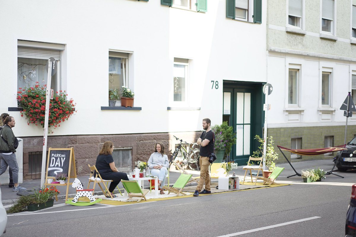 Der Park in der Augustenstraße steht. Mit Hängematte und Schaukelpferd🙌
#parkingday2020 #parkingday #stuttgart