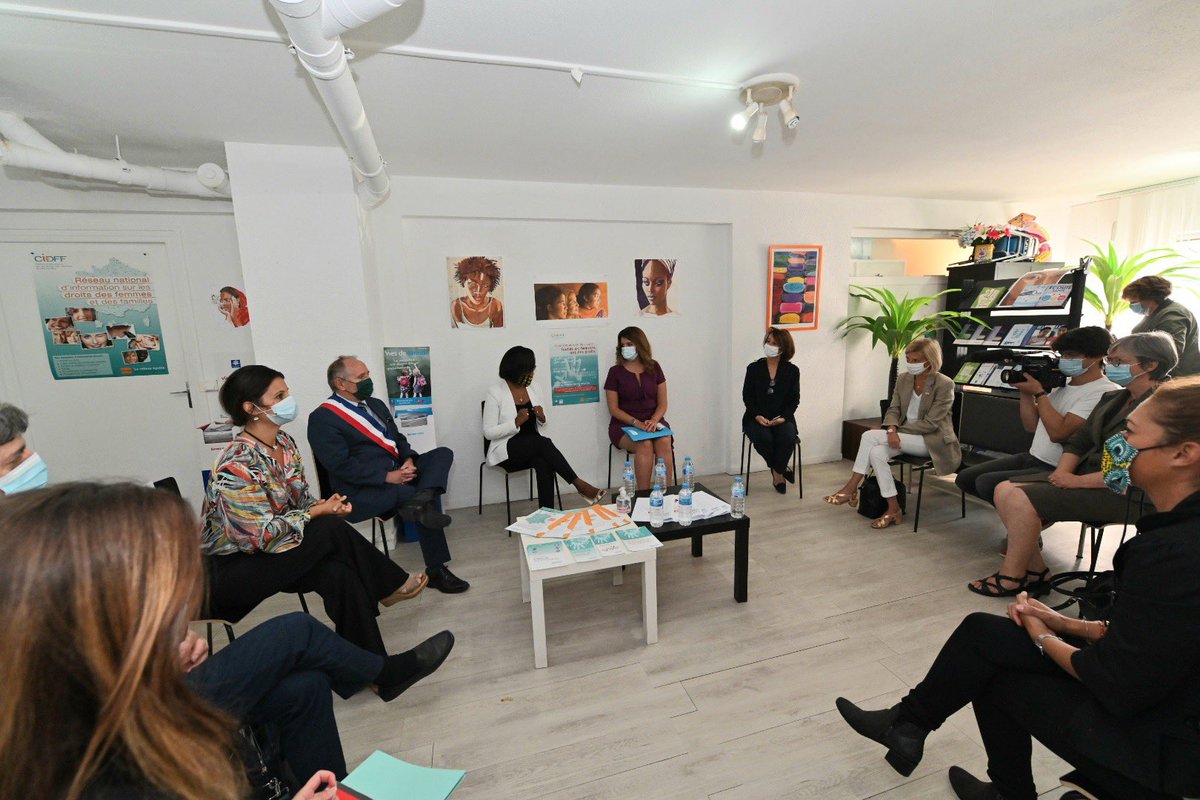 MarleneSchiappa's tweet photo. Mise en œuvre concrète du #GrenelleViolencesConjugales : @Interieur_Gouv s’engage et forme ses agents ! Avec @1ElisaMoreno, au #cidff92 engagées pour #NeRienLaisserPasser 

 ✅ + de 25 000 agents formés en 2020
 ✅ Je double la subvention du #cidff92 pour renforcer les formations https://t.co/NvEIr2fWX7