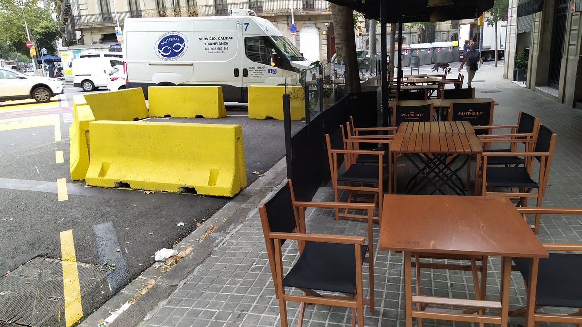 La mejor terraza de Barcelona!! 
 ampliada por algún Lumbreras de forma inaccesible absurda y estúpida!! 
Esperemos que al local de Roger de Llúria que le han hecho semejante regalo no lo intenten en un futuro cobrar el espacio
#fraucolau  #genteinepta <a href="/OnVasBarcelona/">On Vas Barcelona (Stop Collboni/Colau)</a>
