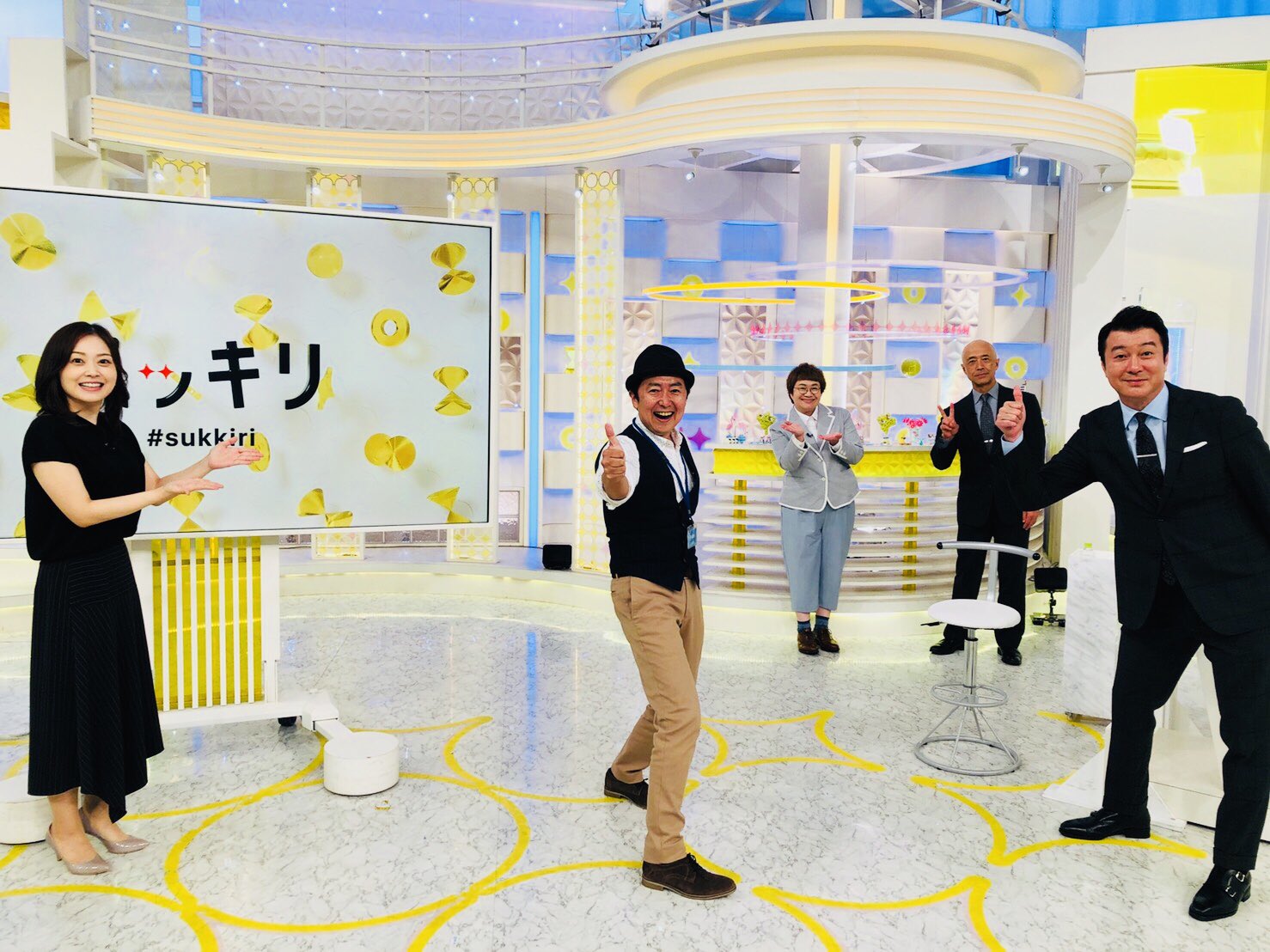 スッキリ 日本テレビ 今朝の 天の声ゴールド は なんと 笠井信輔アナウンサーの親友 1年前まで 朝の時間はお台場のスタジオだったので 顔が全くでないことを知らなかったそうです 見守りに来ていた笠井アナと 今度はぜひスタジオ生出演で