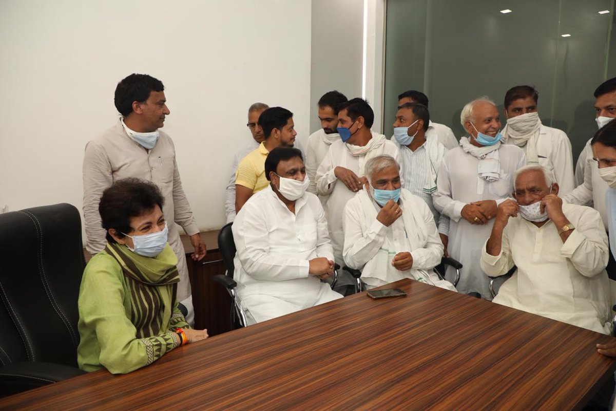 Kumari_Selja's tweet photo. पानीपत पहुंचकर कांग्रेस नेता संजय अग्रवाल जी के कार्यालय में पार्टी कार्यकर्ताओं से मुलाकात की। 

साथ ही केंद्र की BJP सरकार द्वारा लाए गए कृषि अध्यादेशों के खिलाफ हरियाणा कांग्रेस द्वारा 21 सितंबर को पूरे प्रदेश में जिला स्तर पर किए जाने वाले प्रदर्शनों के बारे में भी चर्चा की। https://t.co/fGRc1M4Bqo