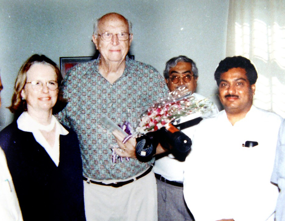 MBPatil's tweet photo. Had the honor of meeting Sir #BillGatesSr in 2004 &amp;jointly assisting him in a social project. I had the privilege of gifting him a painting of Rural Karnataka then. 6 months later, I received a letter frm him appreciating the painting. His humility &amp;warmth touched my heart deeply https://t.co/hU5WdNN25H
