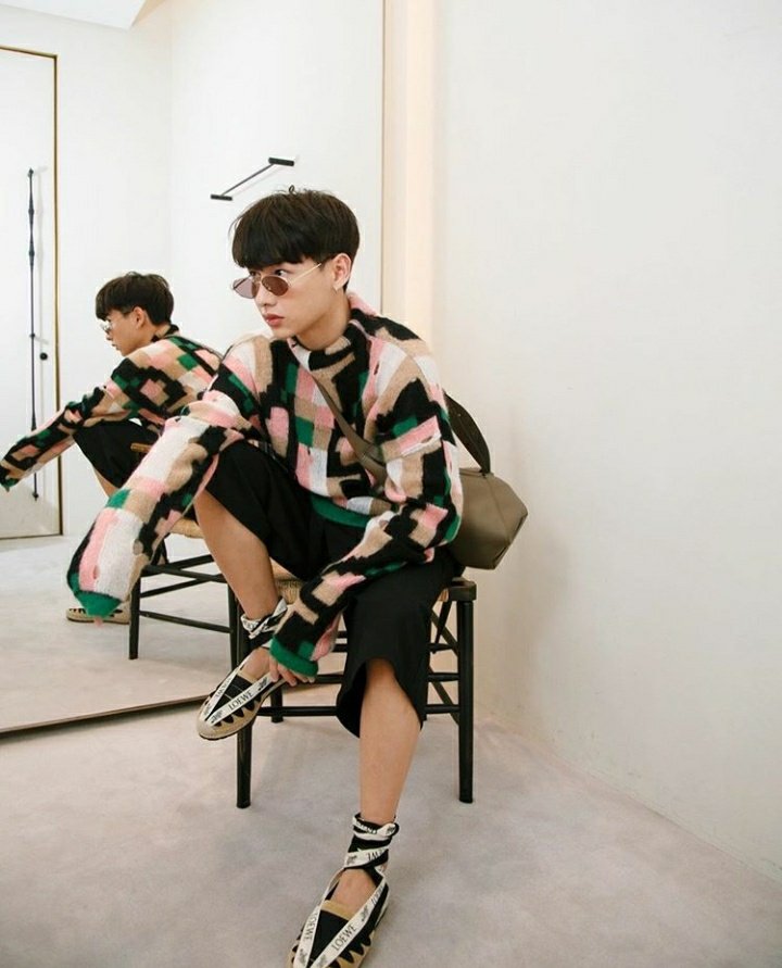 AtpMon's tweet photo. #gun_atthaphan 's IG update!! Our #TeeRuk looks so elegant. Expensive babie~💚 https://t.co/HpvWMeE3kM