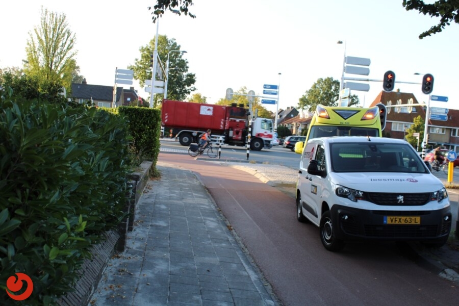 Fietser gewond na aanrijding met busje - LEEUWARDEN –  Een fietser is vrijdagochtend gewond geraakt bij een ongeval op het Valeriusplein. Rond acht uur werden politie en... -..