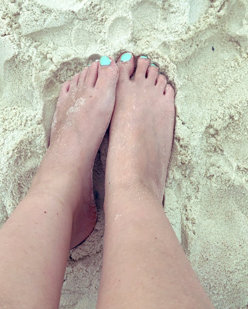 goddess_eri's tweet photo. I’ll step on your hearts, little piggy. Pay me and I’ll give you pictures with the color of your choice. Crave used socks to stuff in that mouth to shut you up? // #findom #footworship #humanatm #paypig #cashcow https://t.co/d8pLKGkDSE