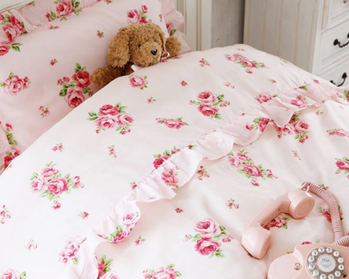 𝐑𝐨𝐦𝐚𝐧𝐭𝐢𝐜 𝐏𝐫𝐢𝐧𝐜𝐞𝐬𝐬 ロマプリ ミニローズを散りばめた柄がかわいいベッドカバーセット 衿元とピローケースにはフリルをあしらいよりキュートに 淡いピンクカラー ミニローズ フリルで 可愛らしさ 可憐さアップ T Co