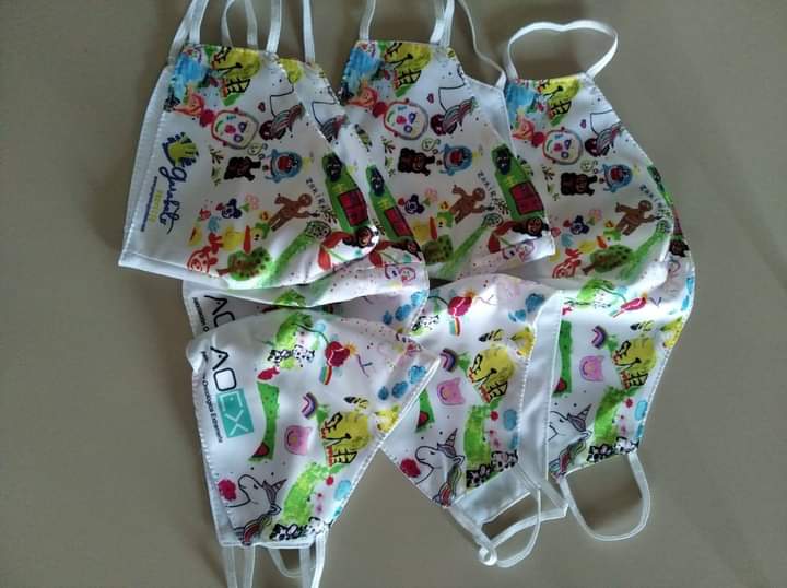 Ya tenemos disponibles en nuestra sede las Mascarillas FFP2 reutilizables diseñadas por los niños de la Unidad de Oncohematología del Hospital Materno Infantil de Badajoz.
Talla inflantil y adultos, 6 € la unidad 
#ProyectoGarabato #aoex