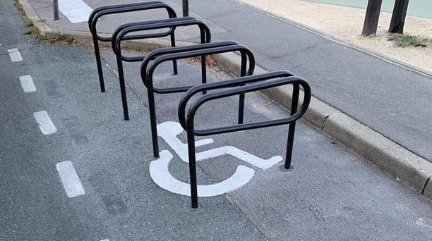 VoixdEnfant's tweet photo. Quand à Paris, on remplace des places handicapés par des places vélos, c’est que l’écologie s’est fourvoyée. Le politique a pris le pas sur l’éthique. Les plus faibles n’ont plus leur place dans ce monde hors sol https://t.co/Ew2Yyl3BV6