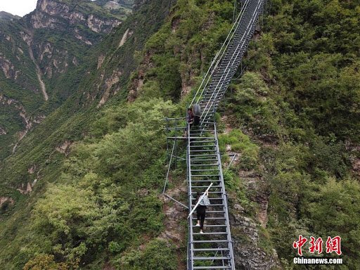 The famous poet Li Bai 李白 said this about roads into Sichuan: steep and dangerous, the road into Shu (Sichuan) is as treacherous as trying to reach the heavens. The villages have to scale cliff side ladders to go outside. CN has been rebuilding those too. P2 - P4 old vs new.