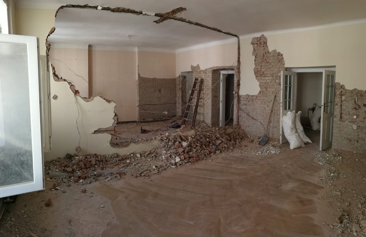 1/ When it comes to real estate investing, we focus on several strategies.One of those strategies is the “value add” in luxury apartments & homes. We started one such project this week and this thread is going to update you guys on our progress from start to finish.