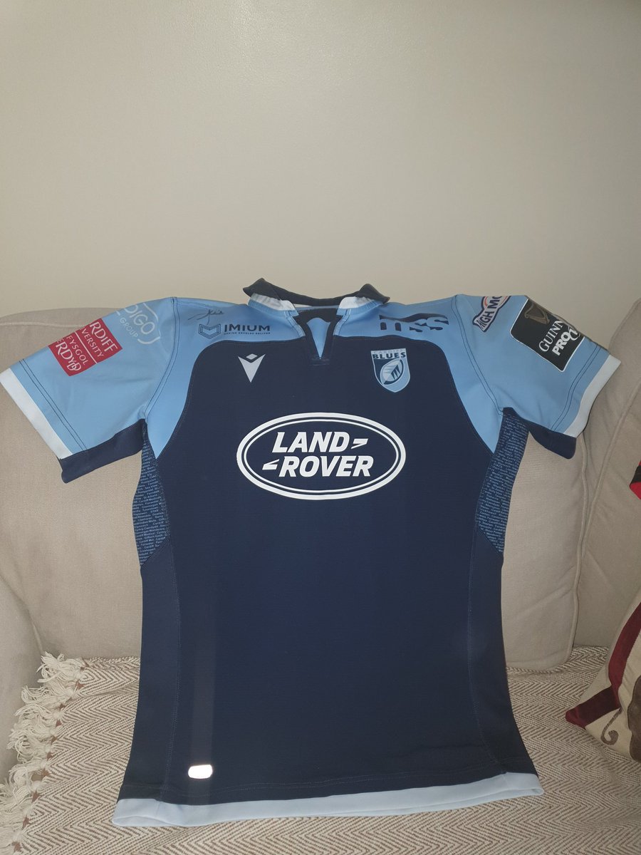 Ms_JulieJ's tweet photo. I'm in Caerphilly in lockdown, but this morning had a lovely surprise, that's properly made my day, Josh Navidi's shirt from the win against the Os a few weeks ago. 

Thank you @cardiff_blues and @Jnavidi you've made a supporter in lockdown very happy. 

#StrengthThroughUnity https://t.co/Nshplynd0P