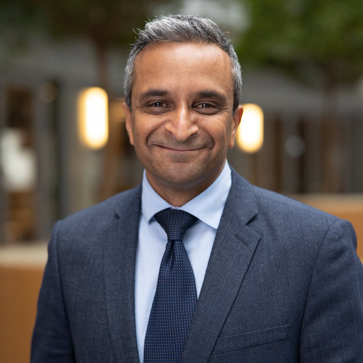 Rajash Rawal, gefeliciteerd met 25 jaar @ De Haagse. Van klaslokaal naar bestuurskamer, je hebt een indrukwekkende reis bij ons afgelegd. En wij kunnen niet wachten om te zien wat de volgende 25 jaar ons zullen brengen!