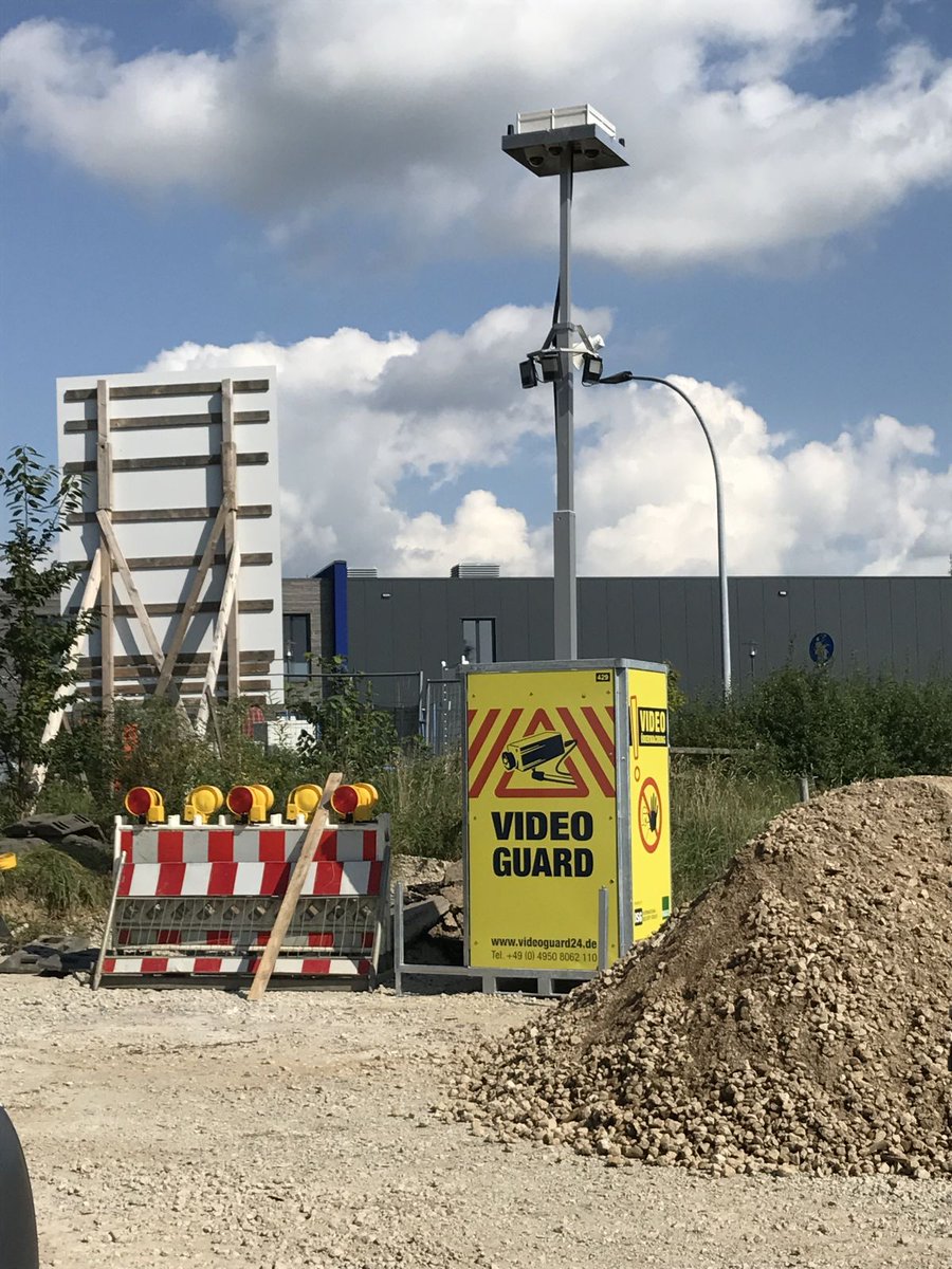 VideoGuard24's tweet photo. Damit Sie entspannt ins Wochenende gehen können, passt #videoguard auf Ihre #Baustelle auf 🎥👀🏗️🚧. #hochdiehändewochenende 🙌 https://t.co/jrH7VhedgE