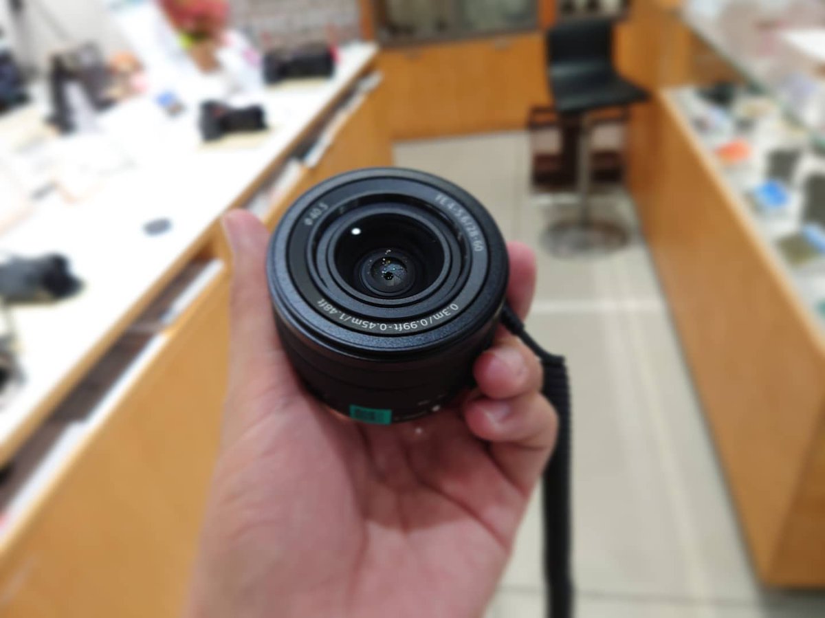 kunkoku's tweet photo. ズームレンズ「SEL2860」、 実にちっちゃくてヨイ。
α7Cとの組み合わせで持ち運ぶととってもコンパクト。
フィルターもくっつくしw
ただし、使うときはレンズを繰り出ししないといけない。
 https://t.co/BbOWcMNAID #SEL2860 #a7c #α7C #sony #aplpha https://t.co/qKcesGjL6F