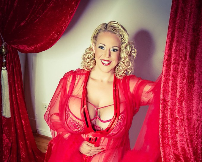 1 pic. Red #FridayFeeling i wish you a nice Start in a fantastic #weekendfun good Time #beautiful https://t