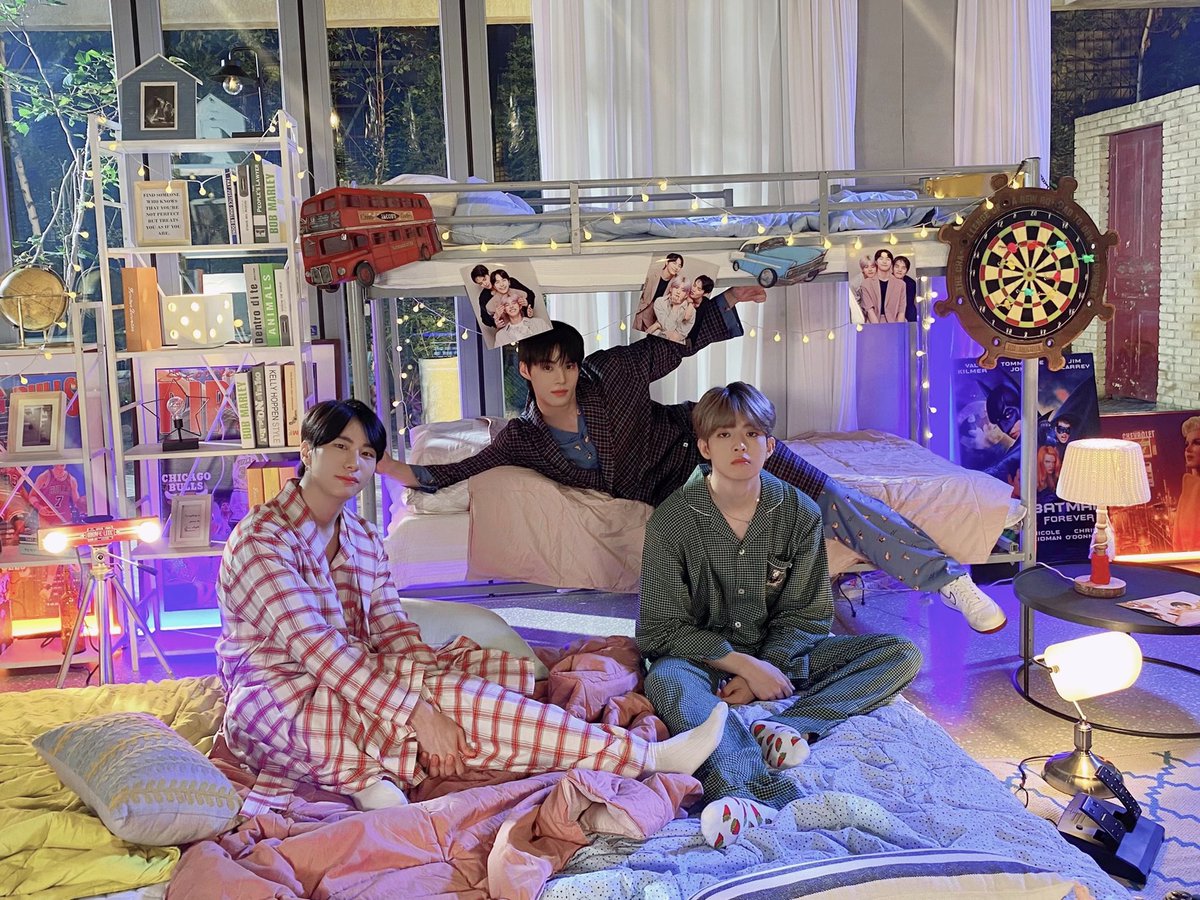 VICTON1109's tweet photo. [#빅톤]
빅토니의 룸메즈👨‍👨‍👦와 함께한
귀여운 눕방 #VLIVE💤🙌🛏💕

도란도란 토크타임부터 ASMR까지💙😊💛
마치 룸메즈의 방에 초대된 듯 했던 시간🚪🏡

오늘 밤은 룸메즈 #승식🐶 &amp; #세준🍓 &amp; #수빈🐰 이  꿈 꾸면서 풍족하고 편안한 가을 밤 보내세요🍕🍖🍁

#VICTON #강승식 #임세준 #정수빈 https://t.co/ZlaSxG1sWP