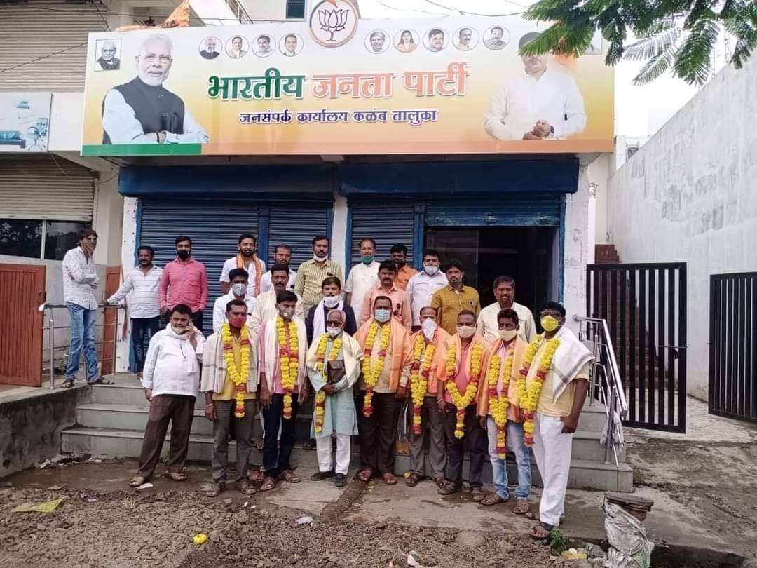 airnews_arngbad's tweet photo. #उस्मानाबाद–सेवा सप्ताहानिमित्त भाजपा, कळंबच्या वतीने #कोविड केअर सेंटरमध्ये फळे वाटप, कोरोनाच्या महामारीत मृत्युमुखी पडलेल्या रुग्णांचा अंत्यविधी करणाऱ्या नगरपालिकेच्या कर्मचाऱ्यांचा व मराठवाडा मुक्ती संग्रामातील क्रांतिकारी आत्माराम गुंजाळ यांचा पुष्पहार देऊन सत्कार.... https://t.co/JHZv0kk3Zd