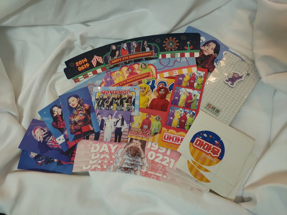 so happy to be able to receive so much fansupports and cupsleeves today! the oreo bingsoo and iced taro latte @ ice lab bugis were worthed it! again, tysm to <a href="/fluffybyul/">cafedestiny</a> for hosting the event 🌈

#cafedestiny #MAMAMOO