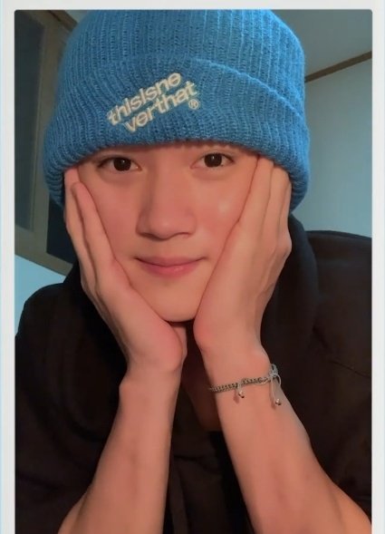 _all_iz_well's tweet photo. Yanan saying the greeting after such a long time got me emotional
Also the little "Yanan, fighting"🥺 he is so precious I'm so happy for his return
#YANANisBACK @CUBE_PTG #YanAn_Welcome_Back https://t.co/KGTwrH3r9Q