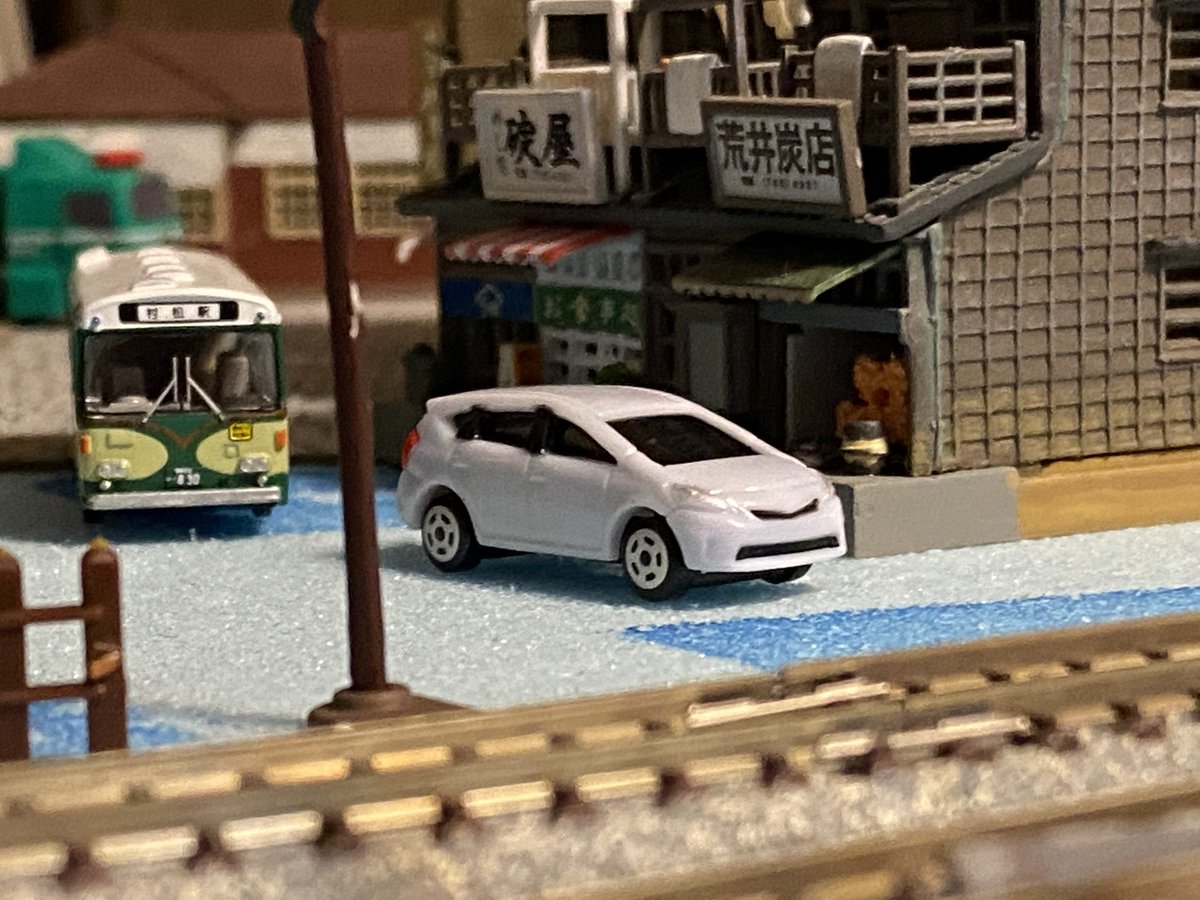 缶コーヒーのおまけのカプセルトミカのプリウスα。カプセルプラレール