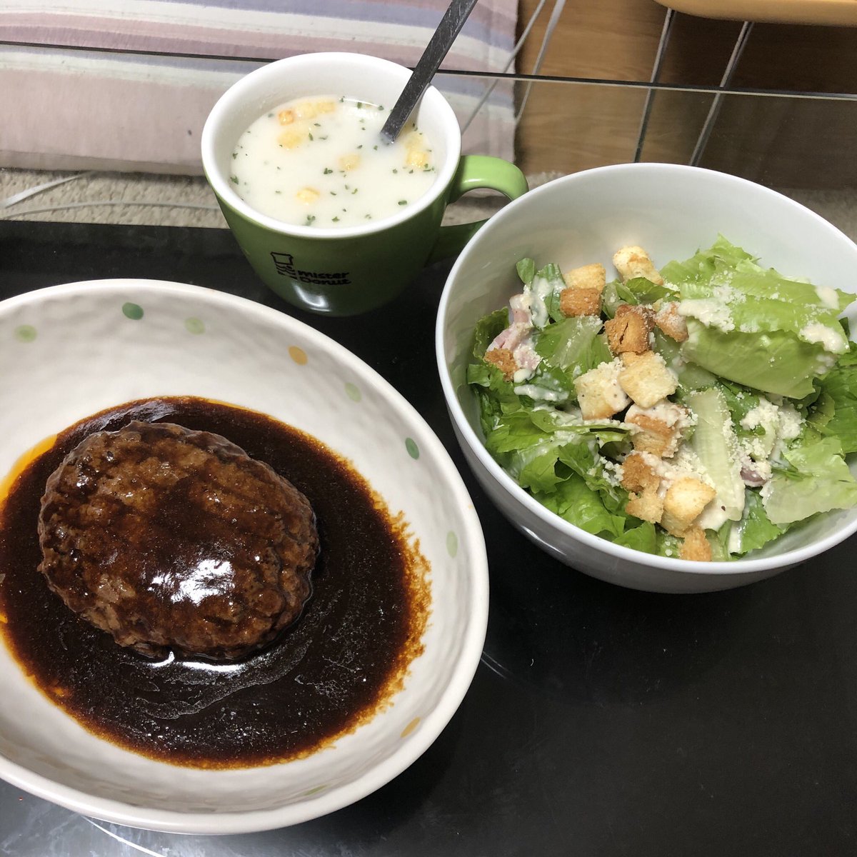 ワンログ 今日の夕飯はセブンの金のハンバーグとシーザーサラダ 今日の1人ごはん セブンイレブン 夕食