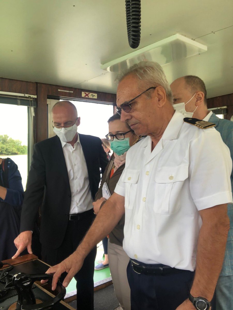 MinistarstvoZZS's tweet photo. Ministar #Trivan i ambasador Nemačke u Srbiji Tomas Šib obišli su brod-laboratoriju Argus, koji je posle 6 godina mirovanja ponovo zaplovio Dunavom. MZŽS je obezbedilo sredstva kojima je tokom 2019. godine izvršen remont broda, čime je omogućeno njegovo vraćanje u funkciju. ⛴🌱 https://t.co/2kOaPJdTED