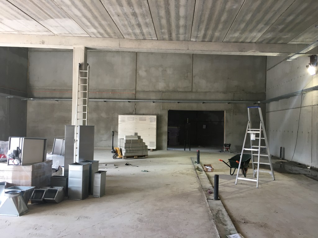ImcaSampers's tweet image. The walls in concrete and masonry are finished and the roofs closed. In the basement, the tanks are connected to pumping systems. The technical installations are currently being placed on the ground and first floor. It&apos;s moving forward! @VLAIO_be #vegitec #ugentcampuskortrijk