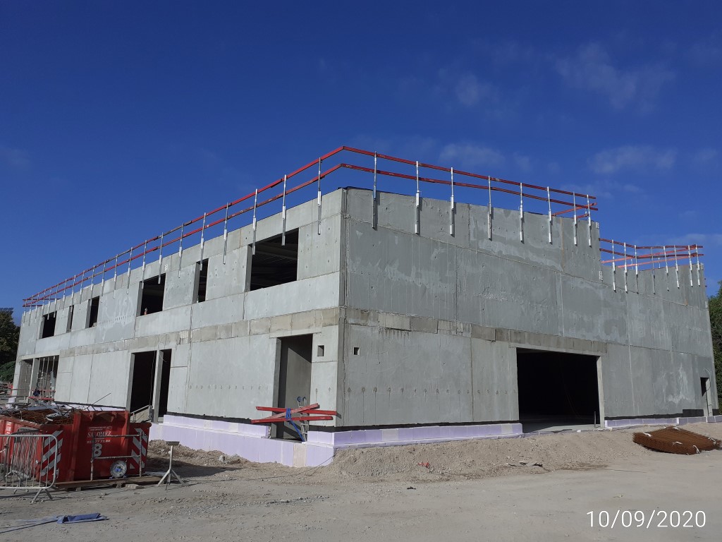 ImcaSampers's tweet image. The walls in concrete and masonry are finished and the roofs closed. In the basement, the tanks are connected to pumping systems. The technical installations are currently being placed on the ground and first floor. It&apos;s moving forward! @VLAIO_be #vegitec #ugentcampuskortrijk