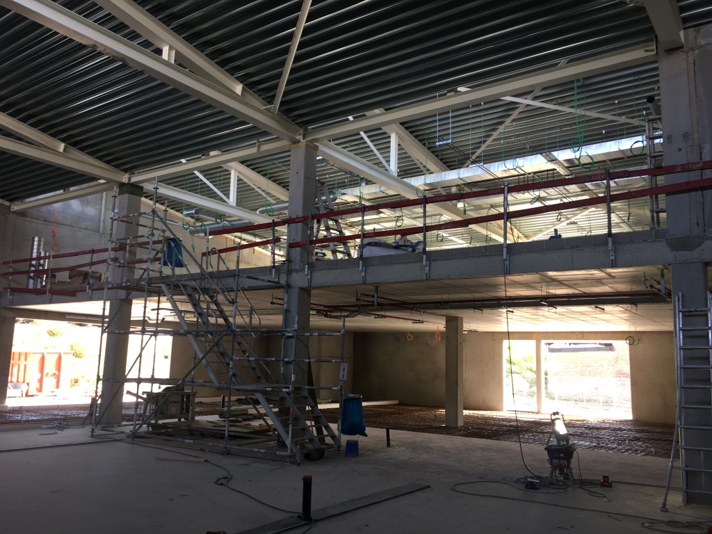 ImcaSampers's tweet image. The walls in concrete and masonry are finished and the roofs closed. In the basement, the tanks are connected to pumping systems. The technical installations are currently being placed on the ground and first floor. It&apos;s moving forward! @VLAIO_be #vegitec #ugentcampuskortrijk