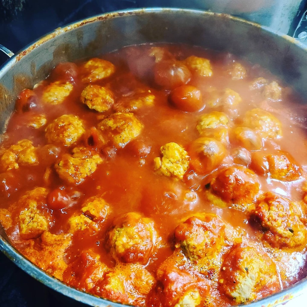 TIPsBrampton's tweet photo. Those Parma tomatoes &amp; Mama’s Meatballs......the smell it gives off!
.
.
#polpette #meatballs #italianfood #foodporn #Italian #bestinbrampton #Brampton #pizza #ciboitaliano #calabria #calabrese #cucinaitaliana #tegliaromana #teglia #woodfiredpizza #newyorkpizza #rome #imadou… https://t.co/KpxaCddEm3