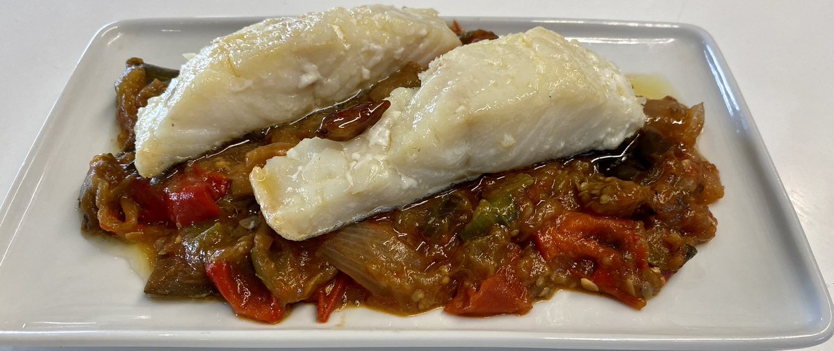 Os presentamos uno de los platos  que más están gustando en el Esterón y en el Picoteo de Plaza Nueva... BACALAO CONFITADO SOBRE PISTO, 😋😋😋😋