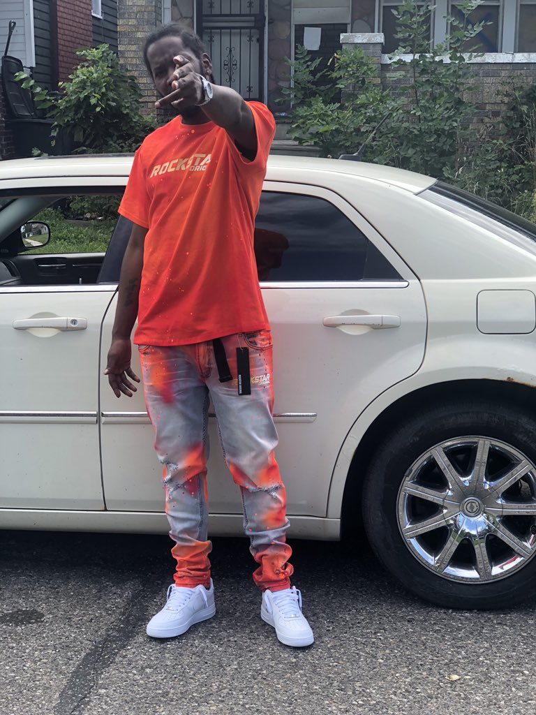 Projects_Shep's tweet image. Project baby, snotty nose, head peezy
Now everybody 'round the world tryna be me
Miss my niggas, hope they see me on the TV
I'm on Instagram showin' off my VV's
You won't understand that this wasn't easy
I been walkin' 'round with my head peezy