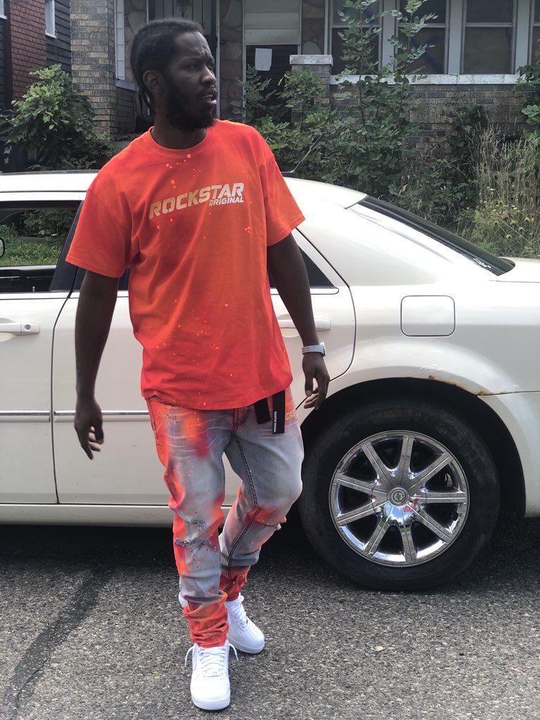 Projects_Shep's tweet image. Project baby, snotty nose, head peezy
Now everybody 'round the world tryna be me
Miss my niggas, hope they see me on the TV
I'm on Instagram showin' off my VV's
You won't understand that this wasn't easy
I been walkin' 'round with my head peezy