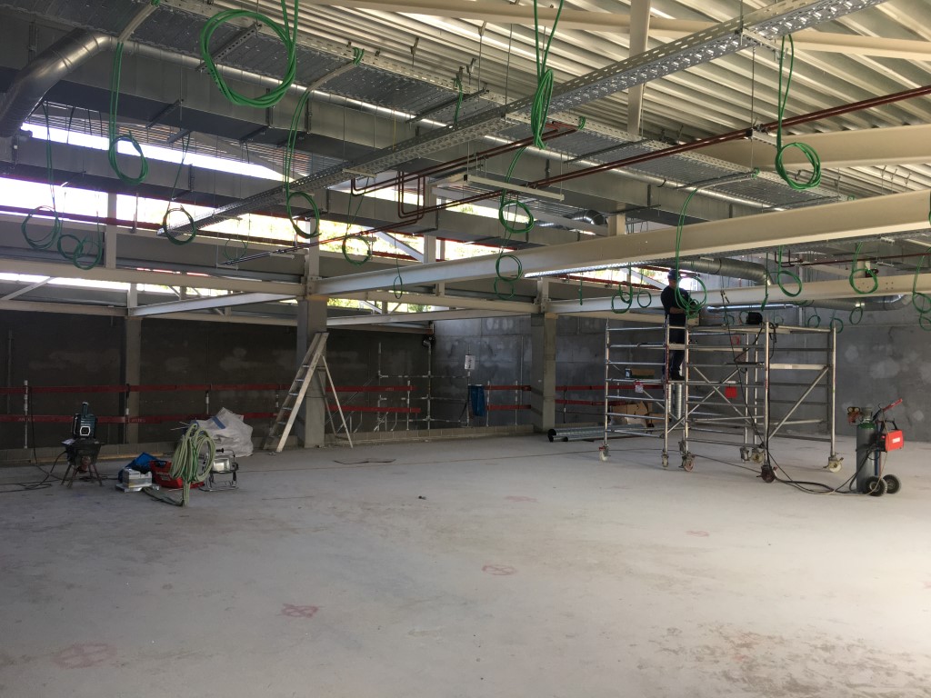 ImcaSampers's tweet image. The walls in concrete and masonry are finished and the roofs closed. In the basement, the tanks are connected to pumping systems. The technical installations are currently being placed on the ground and first floor. It&apos;s moving forward! @VLAIO_be #vegitec #ugentcampuskortrijk