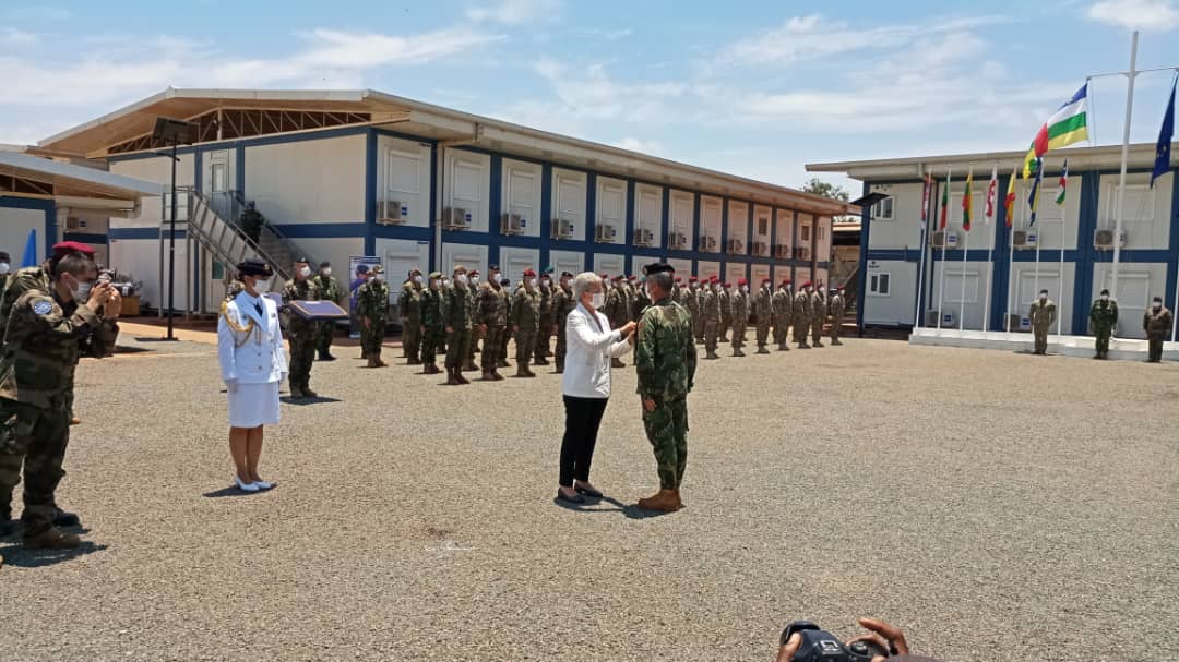 FranceBangui's tweet photo. @gdarrieussecq a participé à la cérémonie de passation du commandement de l'@EUTMRCA  entre le général 🇫🇷 Eric Peltier et le général 🇵🇹 Paulo Neves de Abreu. Témoignage du soutien de la France à l'EUTM pour la sécurité de la RCA 🇪🇺🤝🇨🇫

@francediplo
@Armees_Gouv https://t.co/eCCuoeobjS