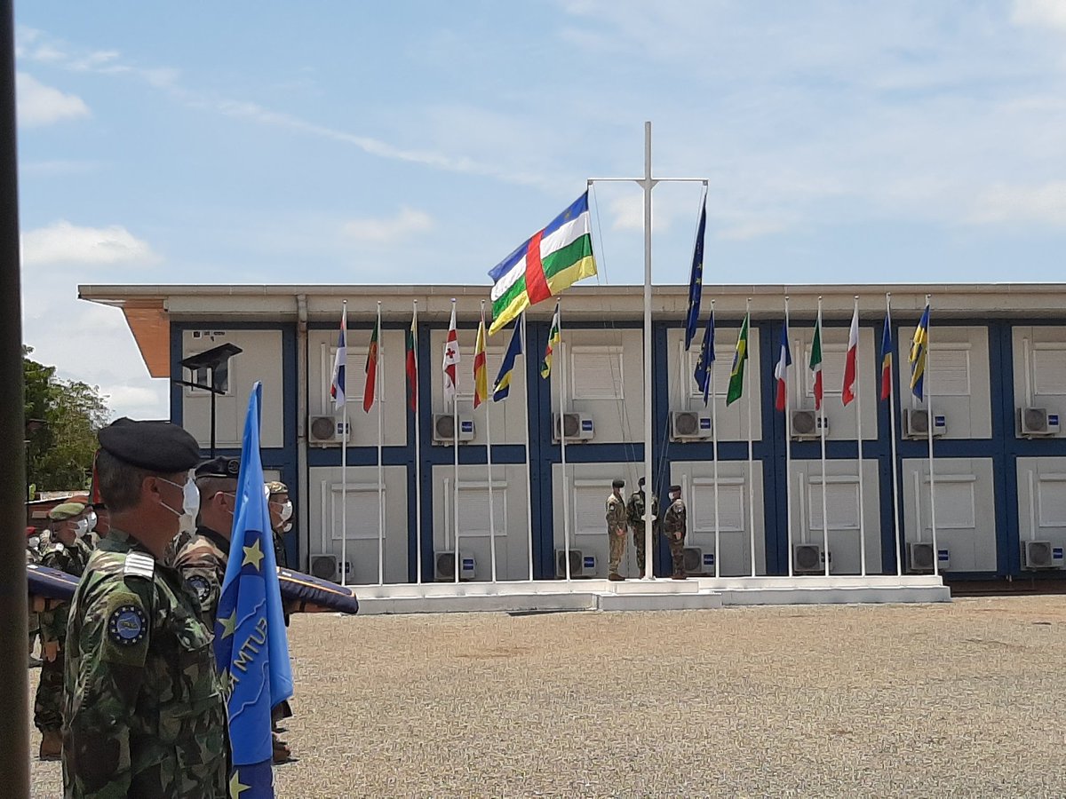 FranceBangui's tweet photo. @gdarrieussecq a participé à la cérémonie de passation du commandement de l'@EUTMRCA  entre le général 🇫🇷 Eric Peltier et le général 🇵🇹 Paulo Neves de Abreu. Témoignage du soutien de la France à l'EUTM pour la sécurité de la RCA 🇪🇺🤝🇨🇫

@francediplo
@Armees_Gouv https://t.co/eCCuoeobjS
