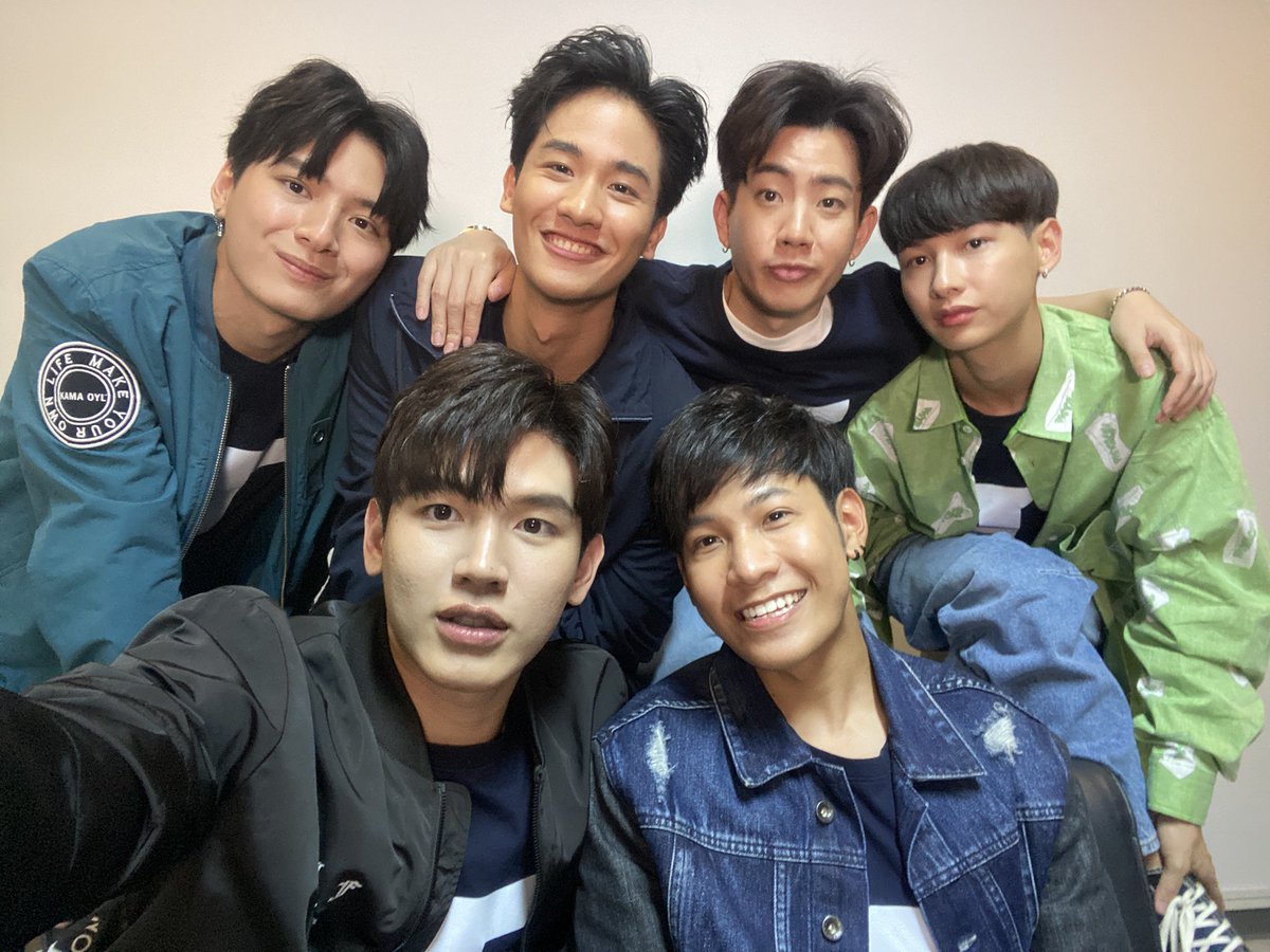 GMMTV's tweet photo. เตรียมเข้าบ้าน อีก 1 ชั่วโมงเจอกันจ้าาา

“คนละทีเดียวกัน” คืนนี้ตอนแรก
🔺ทุกวันศุกร์ เวลา 21:30 น. ทางช่อง #GMM25 และ AISPLAY

#คนละทีเดียวกันEP1 #AISPLAYoriginal #GMMTV https://t.co/mRIgp8UWJx