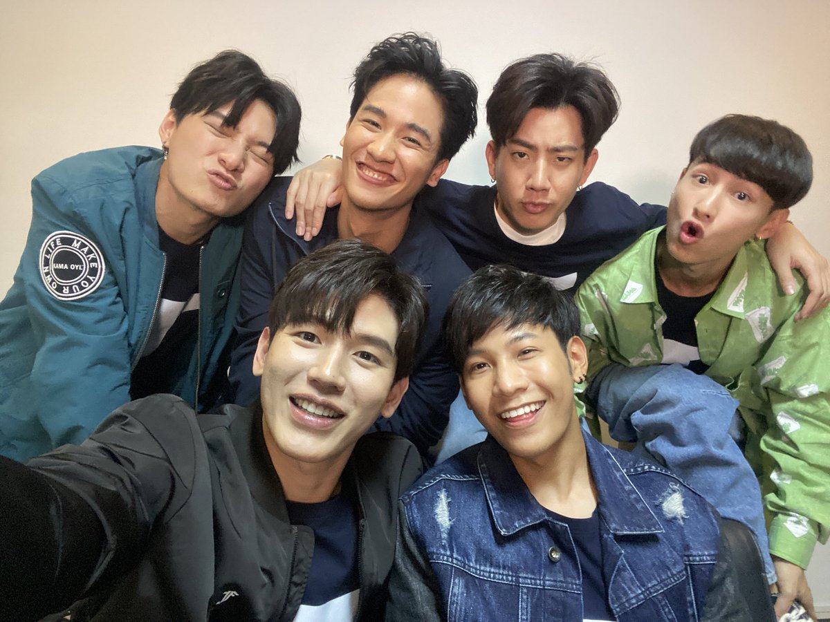 GMMTV's tweet photo. เตรียมเข้าบ้าน อีก 1 ชั่วโมงเจอกันจ้าาา

“คนละทีเดียวกัน” คืนนี้ตอนแรก
🔺ทุกวันศุกร์ เวลา 21:30 น. ทางช่อง #GMM25 และ AISPLAY

#คนละทีเดียวกันEP1 #AISPLAYoriginal #GMMTV https://t.co/mRIgp8UWJx