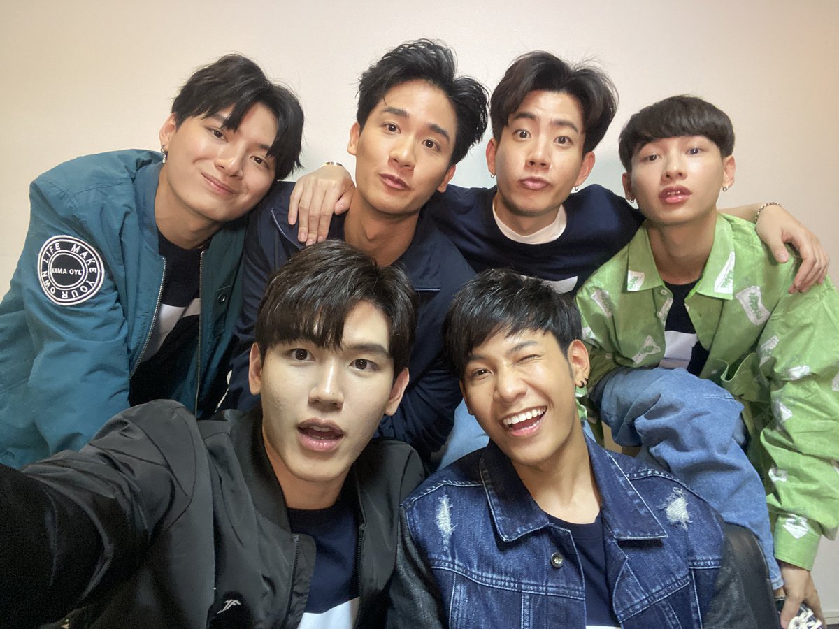 GMMTV's tweet photo. เตรียมเข้าบ้าน อีก 1 ชั่วโมงเจอกันจ้าาา

“คนละทีเดียวกัน” คืนนี้ตอนแรก
🔺ทุกวันศุกร์ เวลา 21:30 น. ทางช่อง #GMM25 และ AISPLAY

#คนละทีเดียวกันEP1 #AISPLAYoriginal #GMMTV https://t.co/mRIgp8UWJx