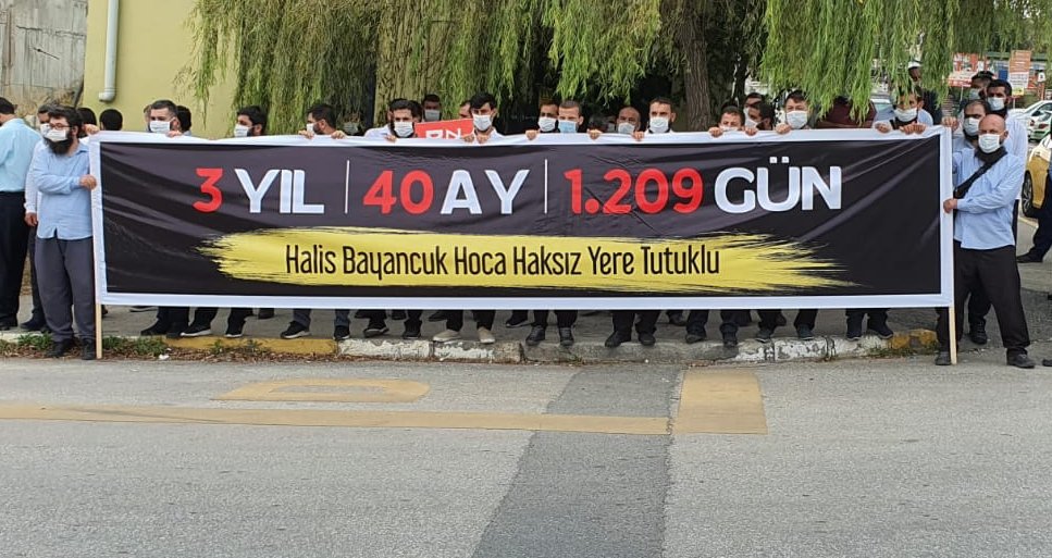 📌
1) Halis Bayancuk Hoca’nın toplamda 7 yıl, 9 aydır devam eden tutuklu yargılanmasına bugün görülen son duruşmayla devam edildi. Tarafların son sözlerini dinleyen mahkeme heyeti kararını açıklayarak yargılamayı sonlandırdı.

>> #HalisHocaYalnızDeğildir <<